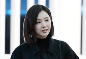Kim Ji-won 'Belly Button Greeting to Fans' [★Photo]