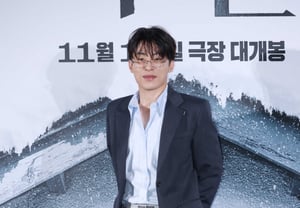 Koo Kyo-hwan’s “Perfect Suit Fit” [★Photo]