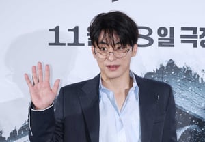 Koo Kyo-hwan 'Charismatic hand wave' [★Photo]