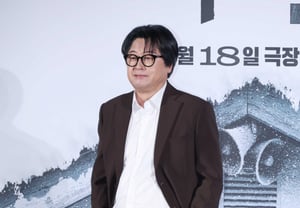 Kim Yoon-seok’s “Distinguished Suit Fit” [★Photo]