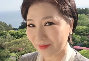 Professor Lee Ho-sun, announces mother's passing: "I bid farewell to my radiant mother"