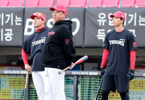 [Photo] Manager Lee Beom-ho watches batting practice ahead of Game 4