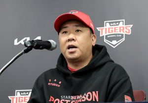 'Vì nếu thua hôm nay thì cũng kết thúc mùa thu, nên tôi phải chọn Nail làm người ném chính' - Huấn luyện viên Lee Beom-ho
