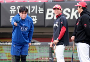 [Foto] ¡Kang Min-ho saluda!