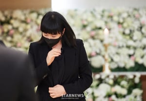 キム・ヘス、故チェ・ブルアムの遺体安置所を弔問..涙で腫れ上がった目 [スターハンジング]