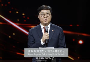 文化体育观光部部长崔辉英向已故演员崔佛岩追授金冠文化勋章:"您本就该获得此荣誉"【明星现场】