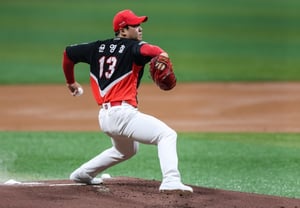 El sábado, ¡victoria por la mínima de 2-1 en el noveno inning pese a que el as de 150 km fue trasladado al hospital! Los Ulsan Whales derrotan a KIA y avanzan a la final [Revisión en vivo de la Liga de Otoño de KBO]