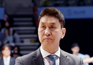 [フォト] キム・サンシク監督、9連勝の神話を刻む日
