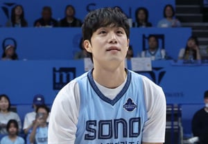 [Foto] Hong Kyung-gi, el lanzamiento de apertura con un triple