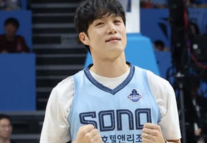 [Foto] Hong Kyung-gi, retirado: su último puño en alto