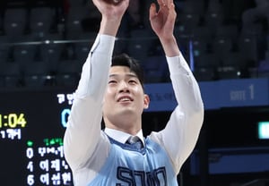 [Foto] El retirado Kim Young-hoon, un lanzamiento de apertura conmovedor