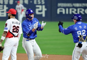 [Foto] "Anotó con un sencillo en la segunda entrada" Kim Young-woong