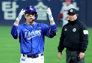 [Photo] "Reaches base on a single in the top of the 2nd inning" Kang Min-ho