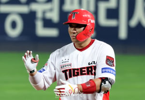 [Photo] Kim Tae-goon, who reached base on a single in the bottom of the third inning