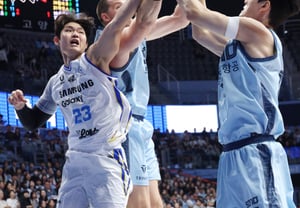 [Photo] Lee Kyu-tae and James battle for a contested air ball