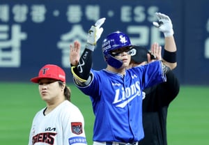 [Photo] "Ryu Ji-hyuk hits a one-run RBI single against Neil in the top of the third inning"