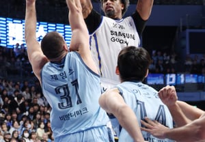 [Foto] McCollum, tiro medio preciso