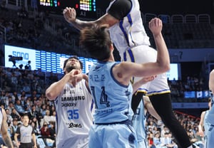 [Ảnh] McCuller 'Cú dunk kinh hoàng'
