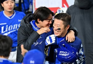 [Photo] "This is baseball!" Choi Hyeong-woo receives congratulations from Koo Ja-wook
