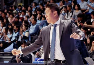 [Photo] Coach Kim Sang-sik clenches his fist