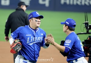 [Foto] "Cerrando la defensa de la sexta entrada" Choi Hyeong-woo y Lee Seung-min