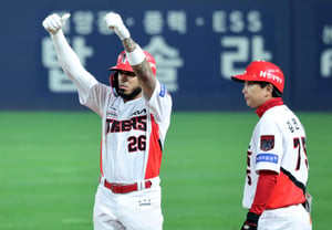 [Foto] Castro, autor del hit del empate en la séptima entrada