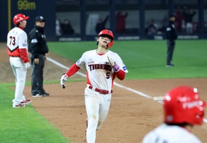 [Foto] Kim Do-young anota la carrera del empate tras el sencillo de Castro en la parte baja de la séptima entrada