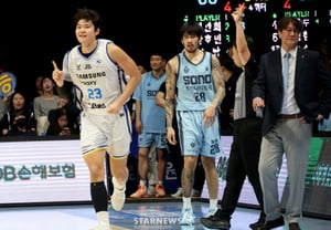[Foto] Lee Gyu-tae, triple que sella la victoria
