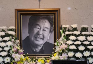 已故崔佛岩遗属，决定公开灵堂内部……遗像前摆放的“金冠文化勋章”[Star Issue]