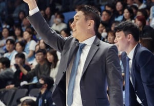 Sin ninguna incorporación, todo cambió por completo con una sola frase de Kim Sang-sik... "Somos un solo equipo, no nos culpeces unos a otros" Samsung, último durante 5 años, logra la racha de 9 victorias consecutivas desde el inicio de temporada, un hito sin precedentes en la historia de la KBL