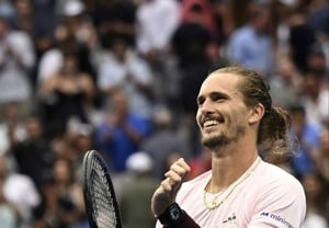 "Just one point away from world No. 1" Zverev's smash breaks the ad board → Referee bangs it, opponent kicks it with a 'thud'... He ultimately covers it with a towel and makes history