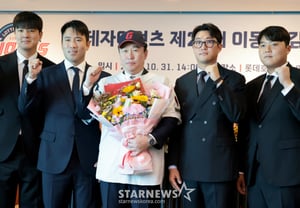 [Foto] "Han Dong-hee, Park Se-woong, Kim Won-jung y Jeon Jun-woo felicitan al nuevo director de Lotte, Lee Dong-uk"