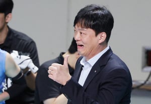 【图片】李英哲教练“自然竖起大拇指”