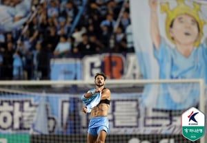 Seizingya's fantasy free kick halts 'Suwon promotion party'... Daegu scores twice in 6 minutes, dramatic 2-2 draw after trailing 0-2