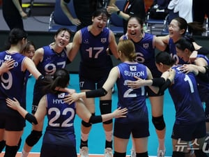 '베트남 쇼크는 끝났다' 주장 강소휘 27점 대폭발! 한국 3전 전승 조 1위→8강 진출, 중국도 피했다... 베트남에 3-1 승