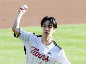 [포토] 이기광, 생애 첫 시구가 하이라이트