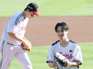 [포토] 하이라이트 이기광 '임찬규 100승 축하합니다'