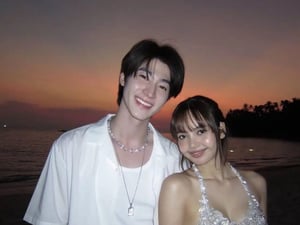 블랙핑크 리사, '태국 차은우'와 런던서 팔짱 포착..열애설 재점화 [스타이슈]
