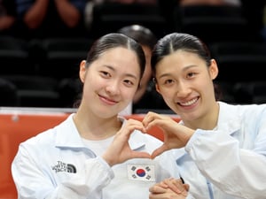 [포토]'시상대에선 하트지!' 여자농구 금메달 견인한 이해란과 박소희