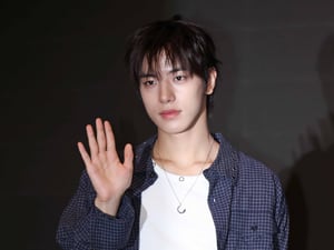 클유아 송승호 '시크한 손인사'[★포토]