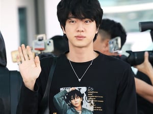 BTS 진, 못말리는 '동생 찐사랑'...정국 얼굴 가슴에 새긴 공항패션 [K-EYES]