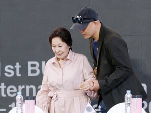 김혜자, 활동 안 하려 했다..송일곤 감독 "편지까지 쓰며 설득"(여전히 찬란하게) [31회 BIFF]