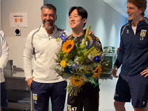 "양민혁 금메달 따고 돌아왔다" 베스테를로 복귀하자 동료들 '박수+꽃다발' 환영