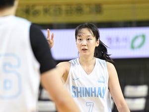 [청주 현장] "신지현 늘 믿는다" 최윤아 감독의 절대 신뢰... 어린 신한은행 중심엔 '베테랑 캡틴' 있다