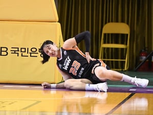 [청주 현장] "빼줄까?"→"아니요, 괜찮아요" 김단비 또 같은 곳 부딪혔는데 끝까지 뛰었다... 전주원 감독이 전한 '투혼'