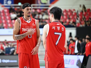 NBA 출신인데 먼저 "안녕하세요"→15연패 탈출 전날 선수들까지 모은 '소통 리더십'... 통역 없이 동료들에게 다가가는 베즐리
