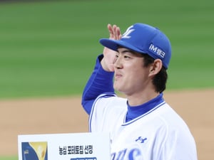 [포토] 타격감 상 구자욱 '내가 누구?'