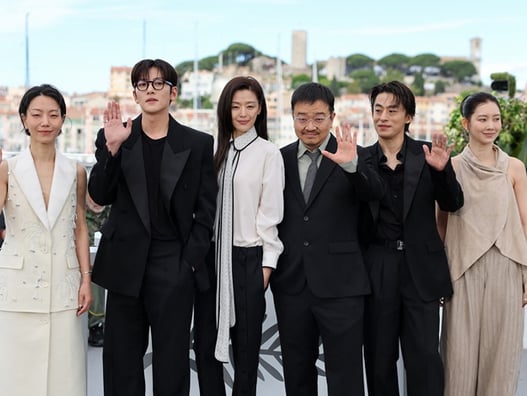 알리시아 비칸데르·마이클 패스벤더, 부부 동반 나홍진의 외계인이 된 이유[칸★영화제]