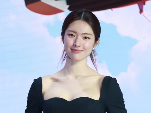 '친일파 후손' 하영 연예계 퇴출 위기
