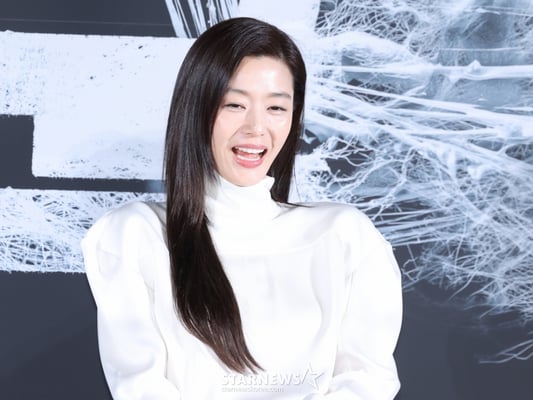 '군체' 전지현 "생존자 리더 역할..미리 준비하지 않고 생생하게 연기"